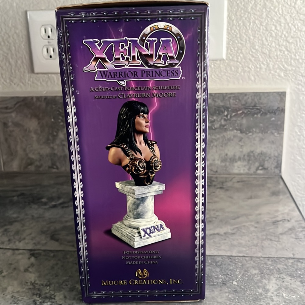 NIB XENA COLD CAST PORCELAIN STATUE - Picture 5 of 9